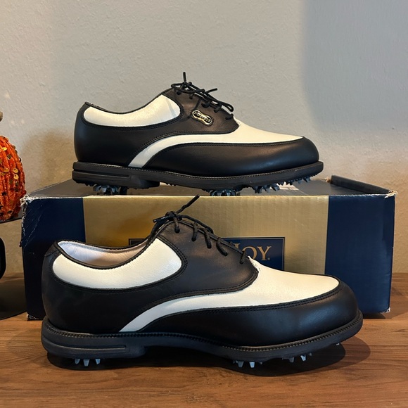 FootJoy Shoes - FootJoy DryJoy Classic Women’s Spiked Golf Shoes-Black And White-Size 7 NIB⛳️